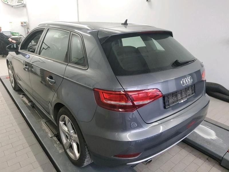 Gebraucht Audi A3 Sport 116 PS (85 kW) 2019 Grau Limousine