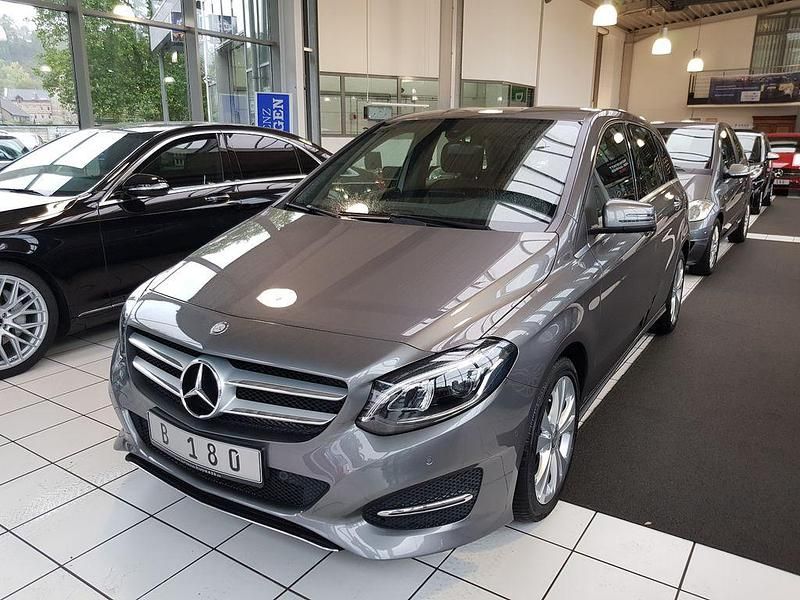 Grau Gebraucht 2015 Mercedes B180 Urban Van / Kleinbus | 19.900 € (Teuer) - Bild 1/4