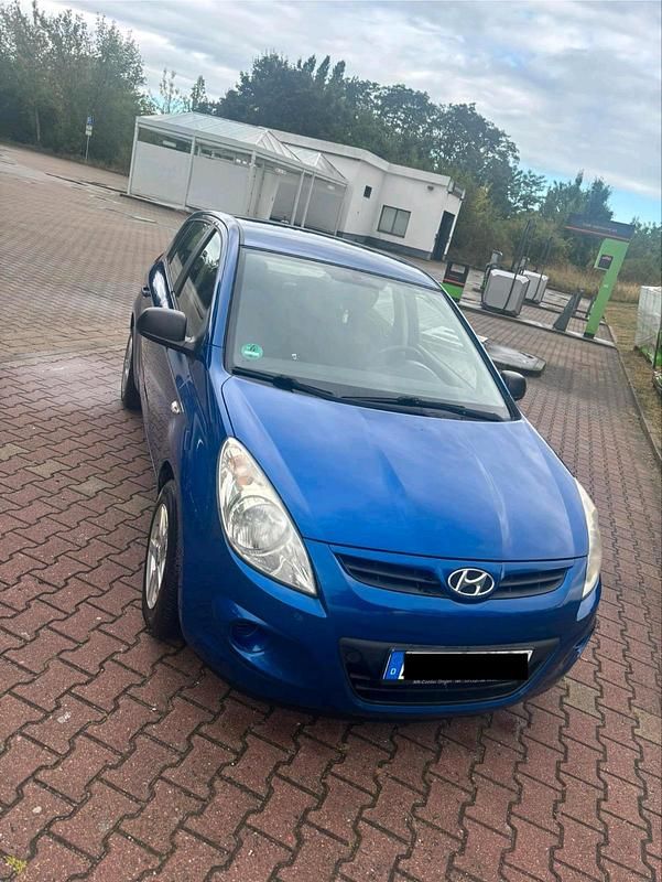Blau Gebraucht 2012 Hyundai i20 Kleinwagen | 2.499 € (Fairer Preis) - Bild 1/4