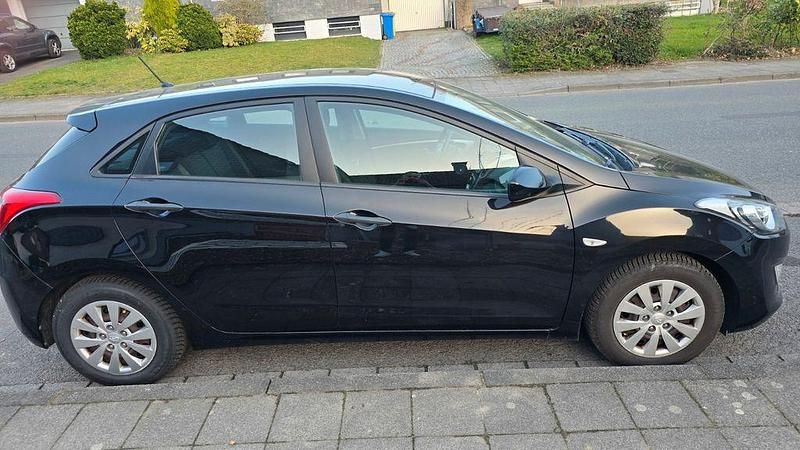 Gebraucht Hyundai i30 101 PS (74 kW) 2017 Schwarz Limousine