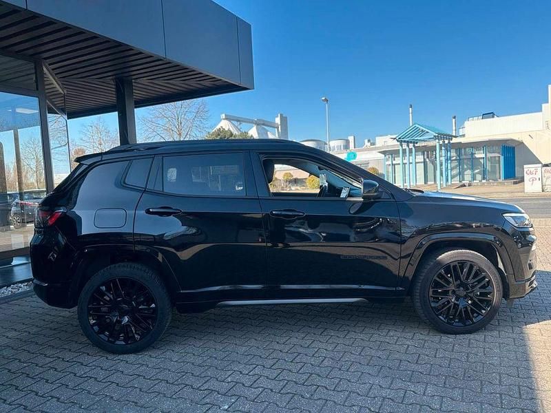 Gebraucht Jeep Compass 131 PS (96 kW) 2024 Schwarz SUV
