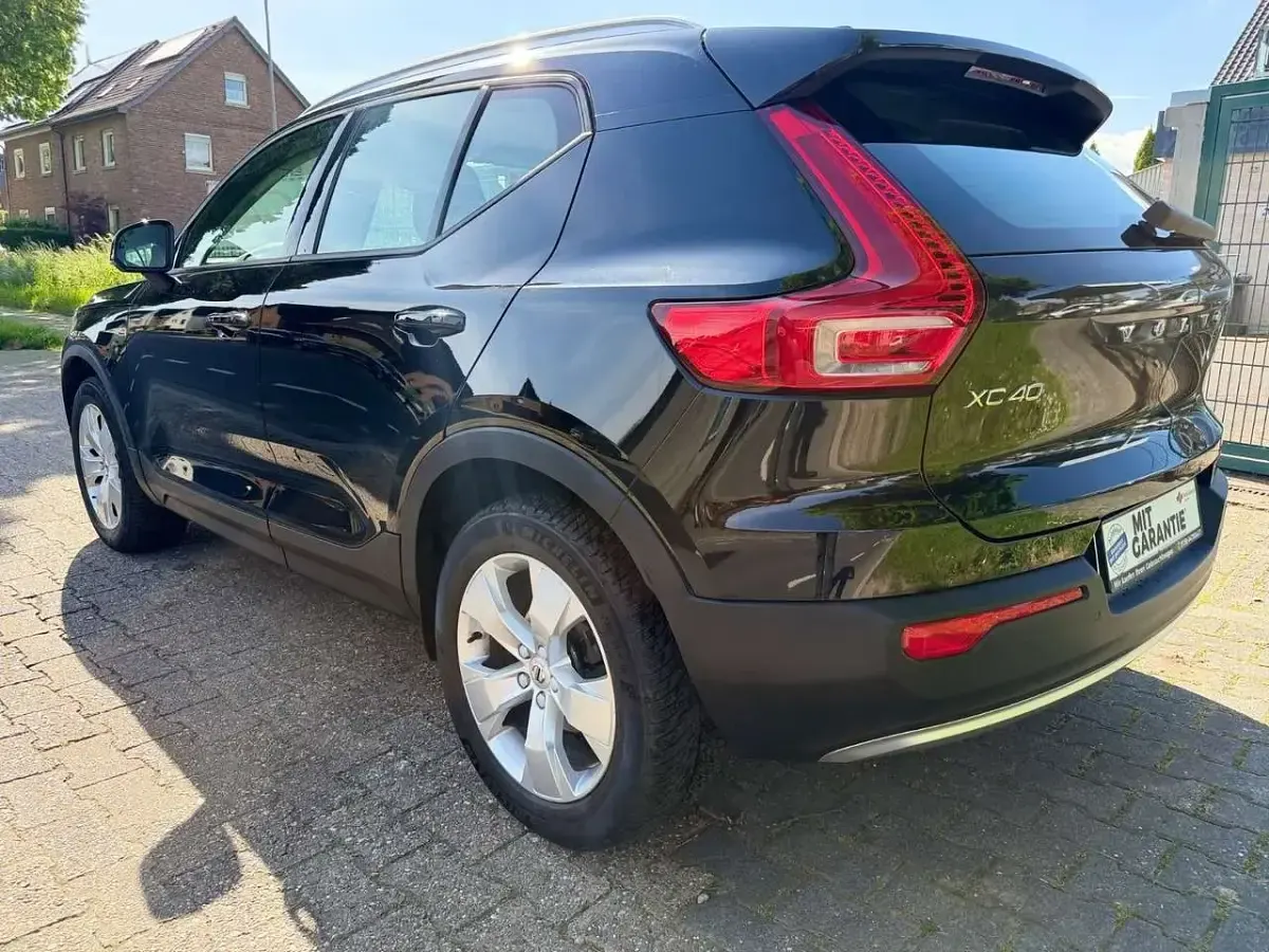 Gebraucht Volvo XC40 Momentum 129 PS (94 kW) 2022 Schwarz SUV