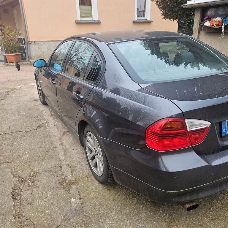 Gebraucht BMW 318 129 PS (94 kW) 2007 Grau Limousine