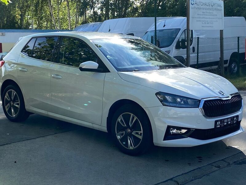 Weiß Gebraucht 2023 Skoda Fabia Style Limousine | 21.600 € (Superpreis) - Bild 1/4
