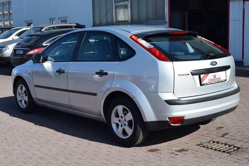 Gebraucht Ford Focus Trend 101 PS (74 kW) 2005 Silber Limousine