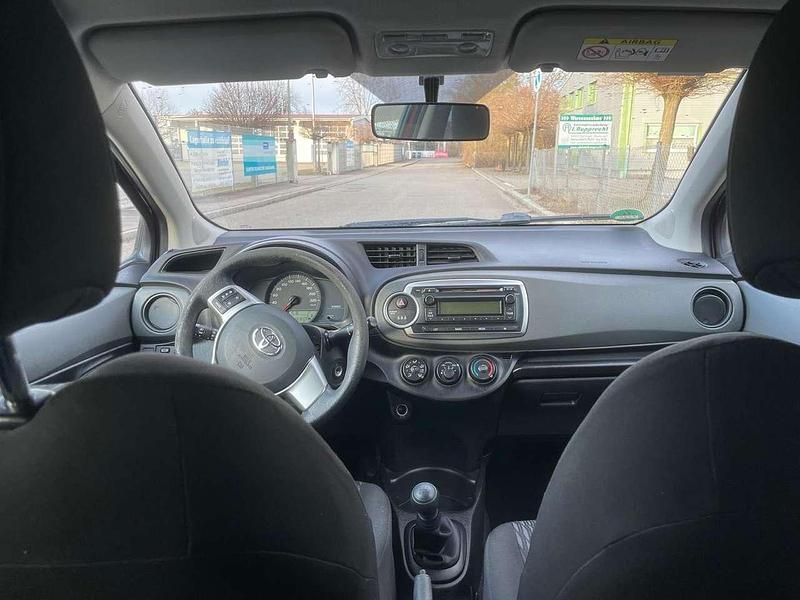 Gebraucht Toyota Yaris 69 PS (50 kW) 2013 Rot Limousine