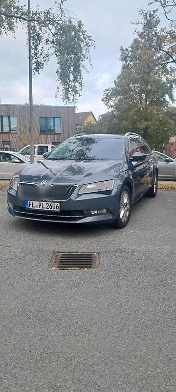 Grau Gebraucht 2017 Skoda Superb Kombi | 12.400 € (Guter Preis) - Bild 1/4