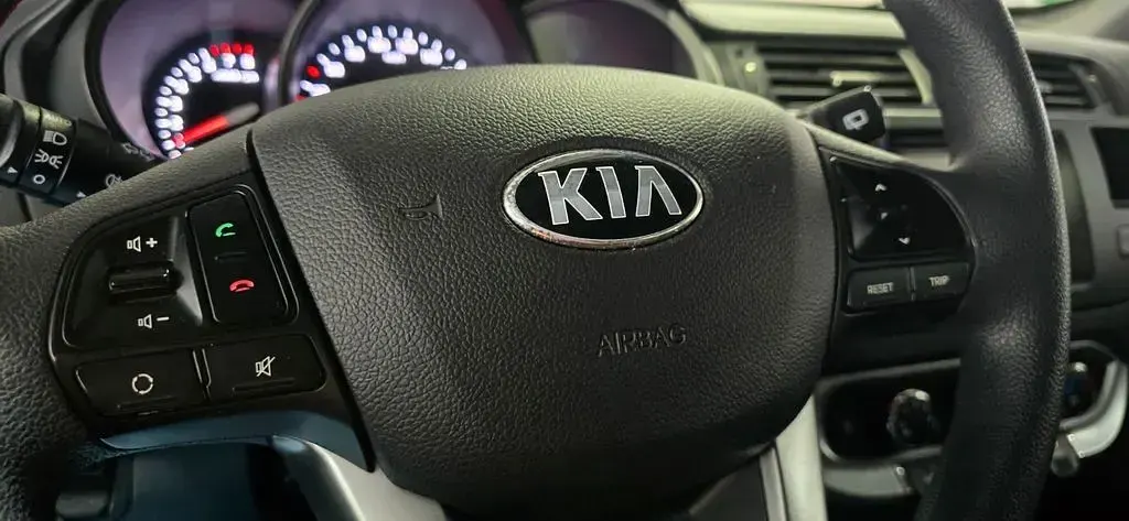 Gebraucht Kia Rio Edition 7 86 PS (63 kW) 2013 Silber Limousine