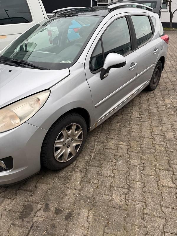 Gebraucht Peugeot 207 66 PS (48 kW) 2011 Silber Kombi