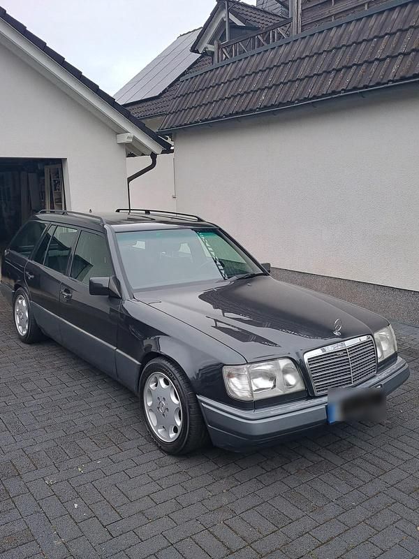 Schwarz Gebraucht 1994 Mercedes E220 Kombi | 7.350 € - Bild 1/4