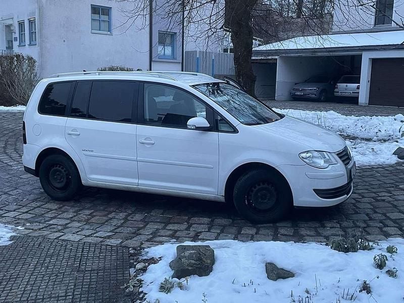Weiß Gebraucht 2010 VW Touran Trendline Van / Kleinbus | 2.000 € (Superpreis) - Bild 1/4