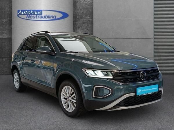 Blau (petroleum blue metallic) Gebraucht 2024 VW T-Roc Life SUV | 19.990 € (Superpreis) - Bild 1/4