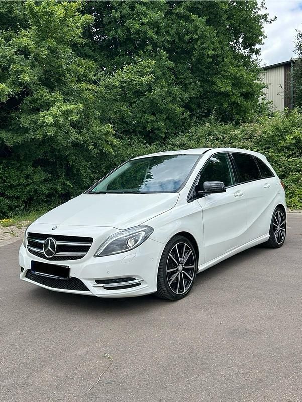 Weiß Gebraucht 2012 Mercedes B180 Night Van / Kleinbus | 8.950 € - Bild 1/4