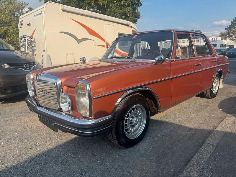 Braun Gebraucht 1972 Mercedes 220 Limousine | 12.999 € - Bild 1/4