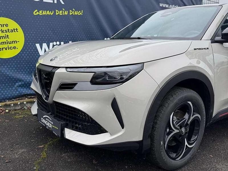 Neu Alfa Romeo Junior 145 PS (106 kW) 2025 Avorio scala metallic SUV