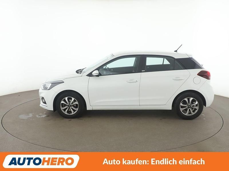 Gebraucht Hyundai i20 Select 75 PS (55 kW) 2020 Weiß Kleinwagen