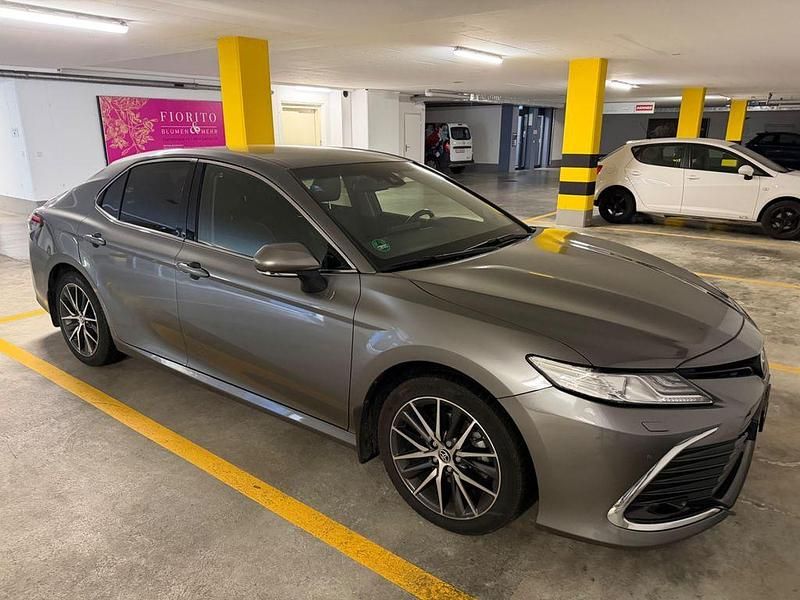 Gebraucht Toyota Camry Premium 207 PS (152 kW) 2021 Grau Limousine