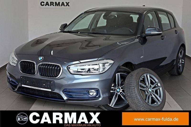 Grau Gebraucht 2019 BMW 118 Sport Line Kleinwagen | 15.300 € (Guter Preis) - Bild 1/4