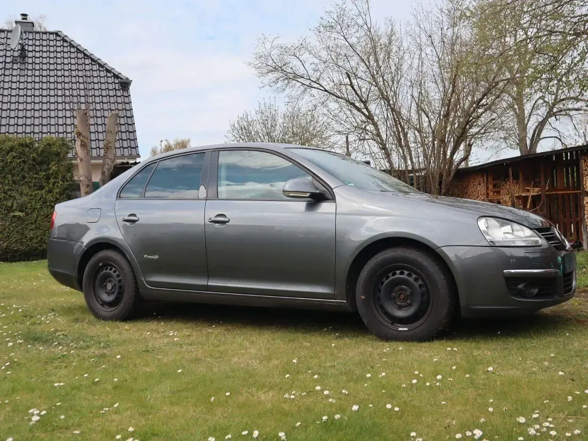 Brugt VW Jetta Freestyle 125 HK (91 kW) 2009 Grå Sedan