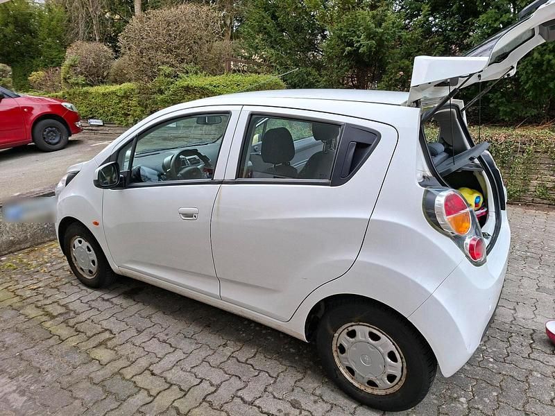 Gebraucht Chevrolet Spark 60 PS (44 kW) 2011 Weiß Kleinwagen
