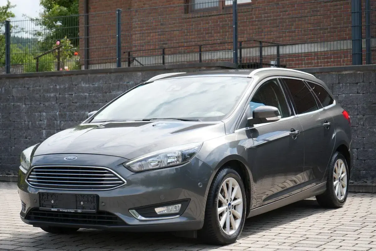 Gebraucht Ford Focus Titanium 125 PS (91 kW) 2017 Grau Kombi