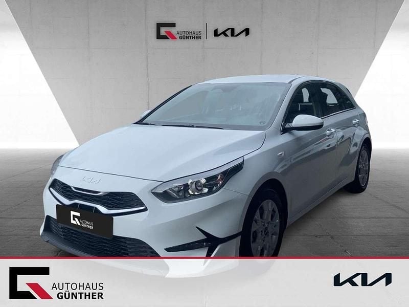 (wd) cararraweiss Gebraucht 2025 Kia Ceed Vision Limousine | 18.990 € (Superpreis) - Bild 1/4