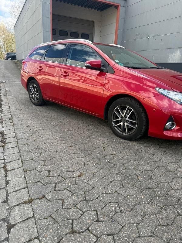 Gebraucht Toyota Auris 132 PS (97 kW) 2015 Rot Kombi