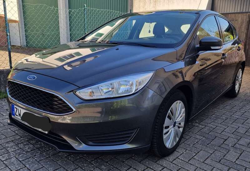 Grau Gebraucht 2015 Ford Focus Trend Kleinwagen | 6.400 € (Fairer Preis) - Bild 1/4