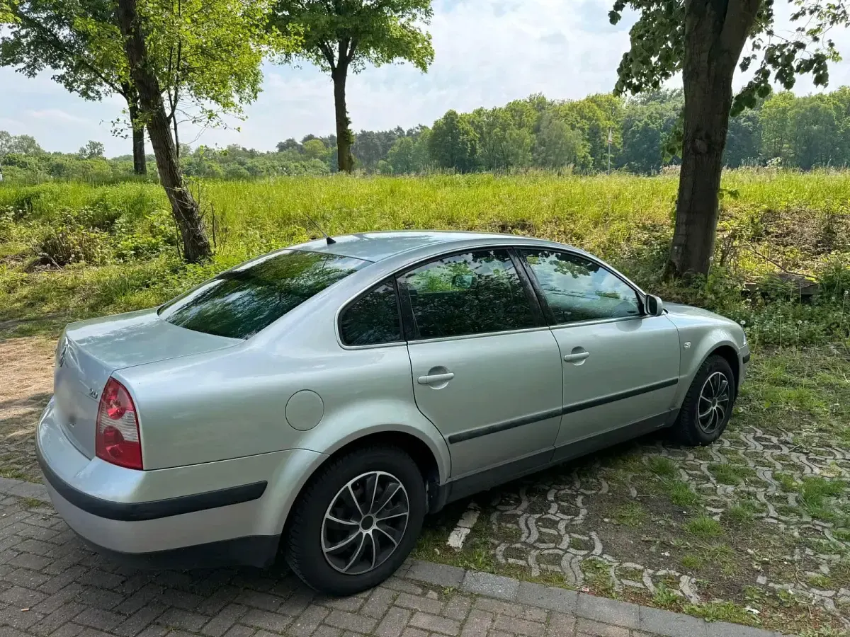 Usata VW Passat 115 CV (84 kW) 2003 Argento Berlina