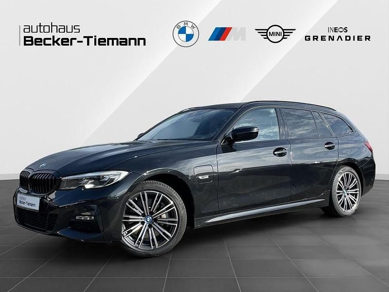 Saphirschwarz Gebraucht 2022 BMW 330e M Sport Kombi | 30.912 € (Superpreis) - Bild 1/4