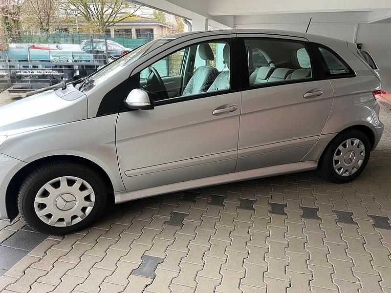 Gebraucht Mercedes B180 122 PS (89 kW) 2009 Silber Van / Kleinbus