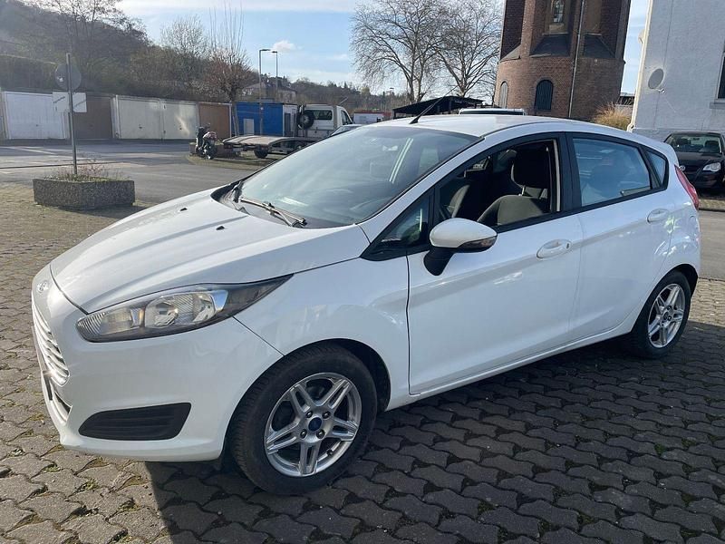 Gebraucht Ford Fiesta 60 PS (44 kW) 2015 Weiß Kleinwagen