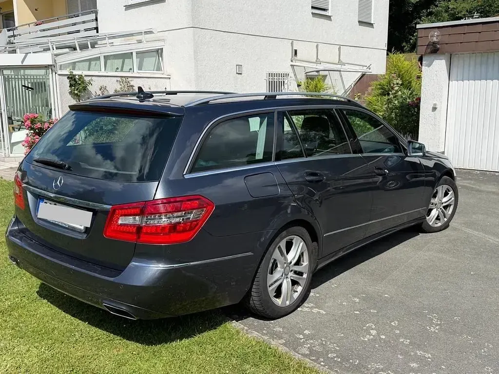 Gebraucht Mercedes E250 Avantgarde 204 PS (150 kW) 2012 Grau Limousine