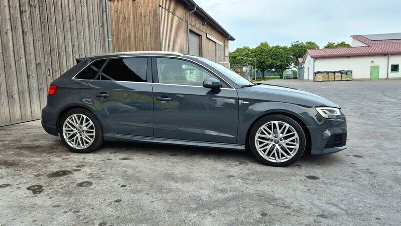 Grau Gebraucht 2018 Audi A3 Sportback Ambiente Limousine | 19.600 € - Bild 1/4