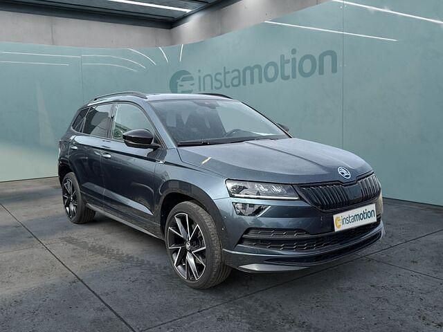 Grau Gebraucht 2022 Skoda Karoq SportLine SUV | 34.110 € (Fairer Preis) - Bild 1/2