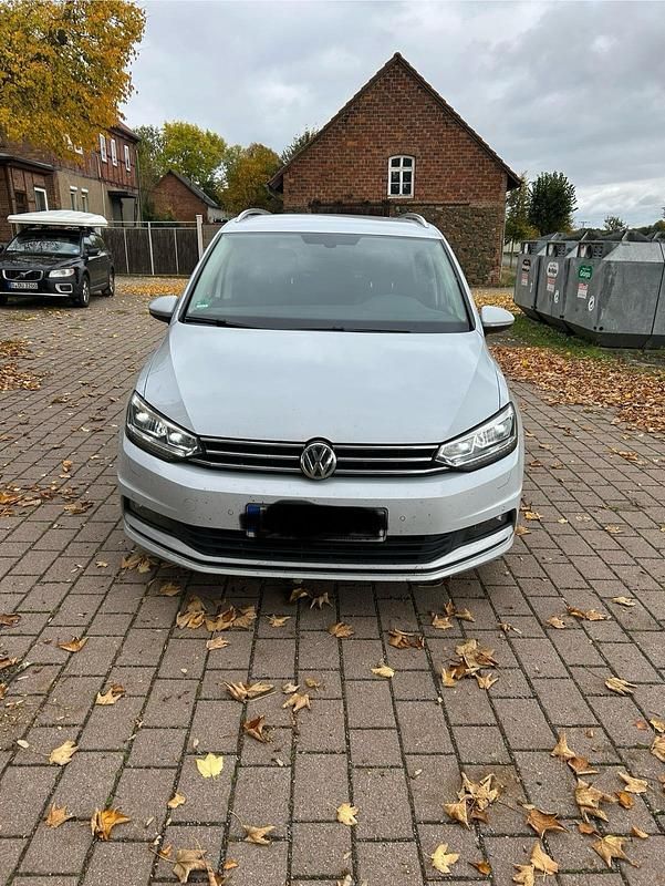 Weiß Gebraucht 2018 VW Touran Edition Van / Kleinbus | 18.500 € (Guter Preis) - Bild 1/4