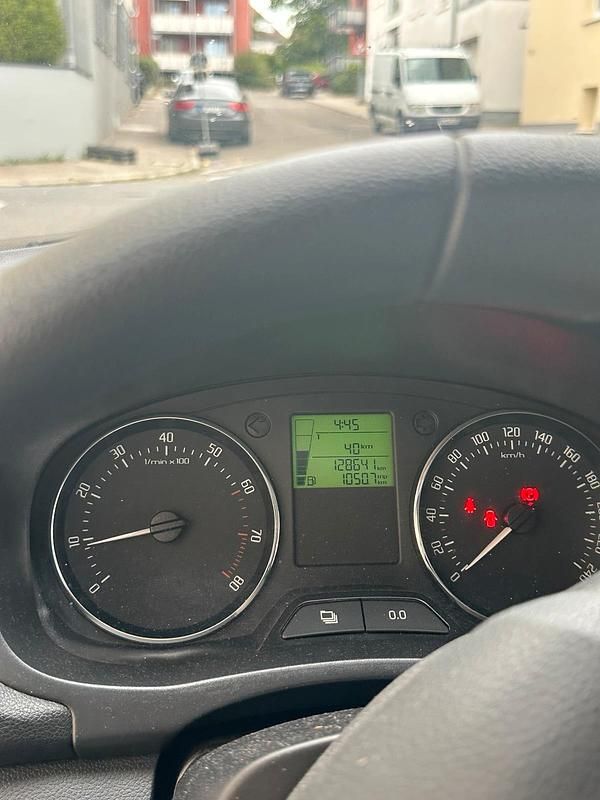 Weiß Gebraucht 2014 Skoda Fabia Limousine | 4.000 € (Guter Preis) - Bild 1/4