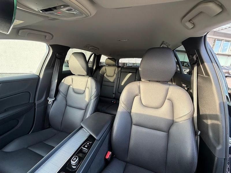 Gebraucht Volvo V60 Plus 197 PS (144 kW) 2025 Schwarz Kombi