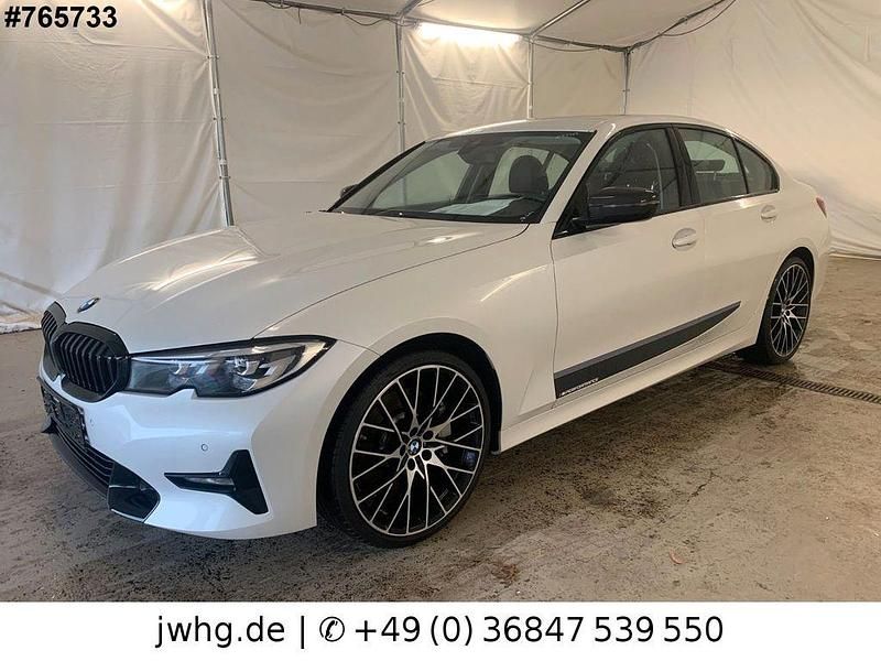 Mineralweiss (metallic) Gebraucht 2019 BMW 330 Sport Line Limousine | 25.750 € (Fairer Preis) - Bild 1/4