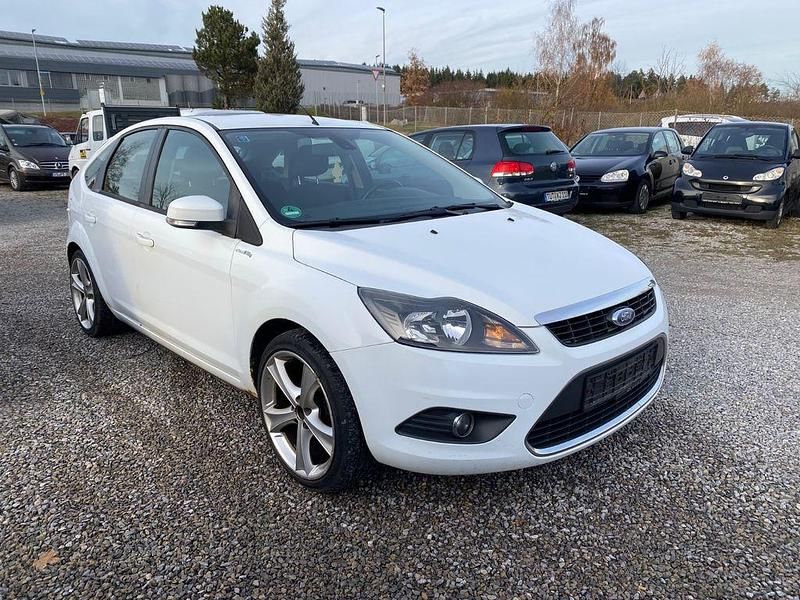 Weiß Gebraucht 2010 Ford Focus Titanium Limousine | 1.190 € (Superpreis) - Bild 1/4