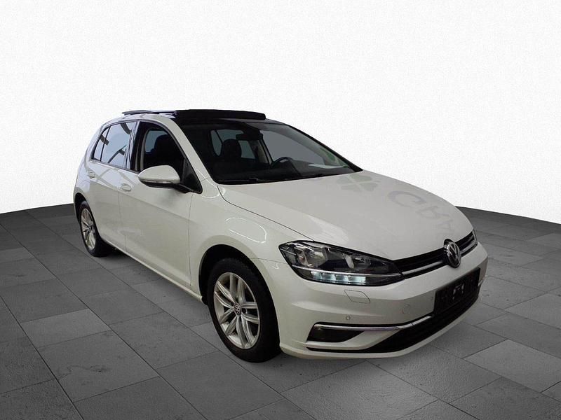 Weiß Gebraucht 2017 VW Golf VII Comfortline Kleinwagen | 16.000 € (Fairer Preis) - Bild 1/4