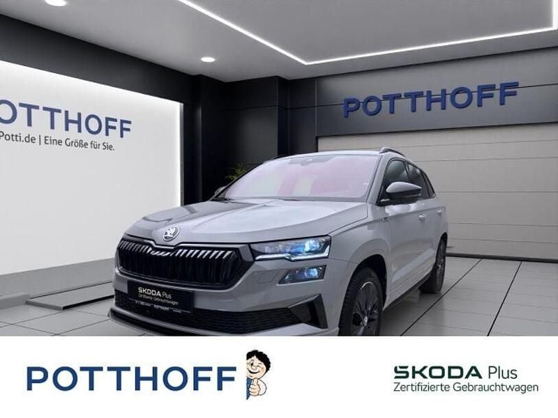 Grau Gebraucht 2024 Skoda Karoq SportLine SUV | 34.221 € (Superpreis) - Bild 1/4