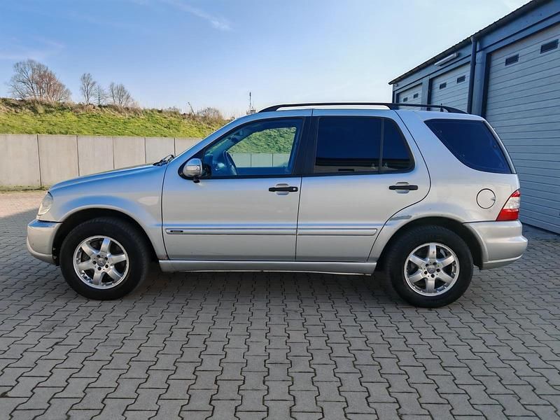 Gebraucht Mercedes ML270 163 PS (119 kW) 2004 Silber SUV