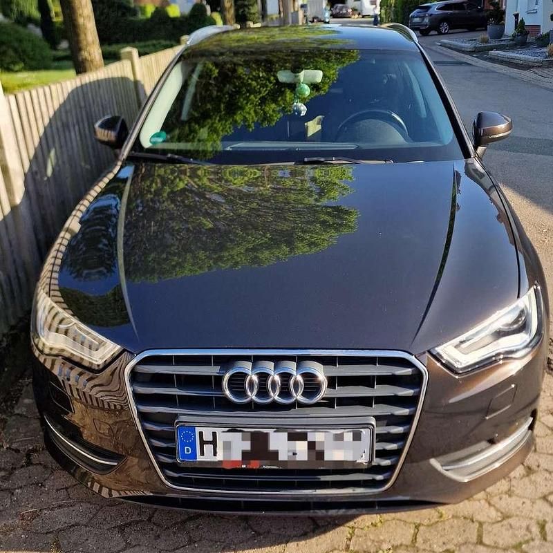 Braun Gebraucht 2016 Audi A3 Sportback Ambition Kleinwagen | 15.999 € (Fairer Preis) - Bild 1/4