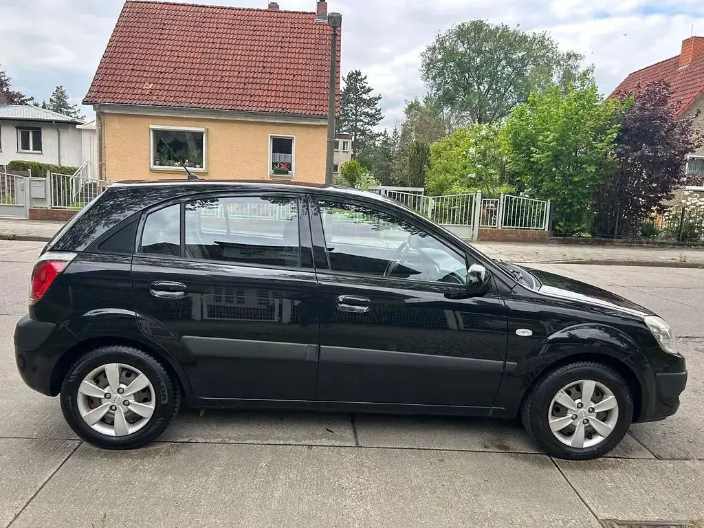 Używany Kia Rio EX 97 KM (71 kW) 2009 Czarny Sedan/Limuzyna
