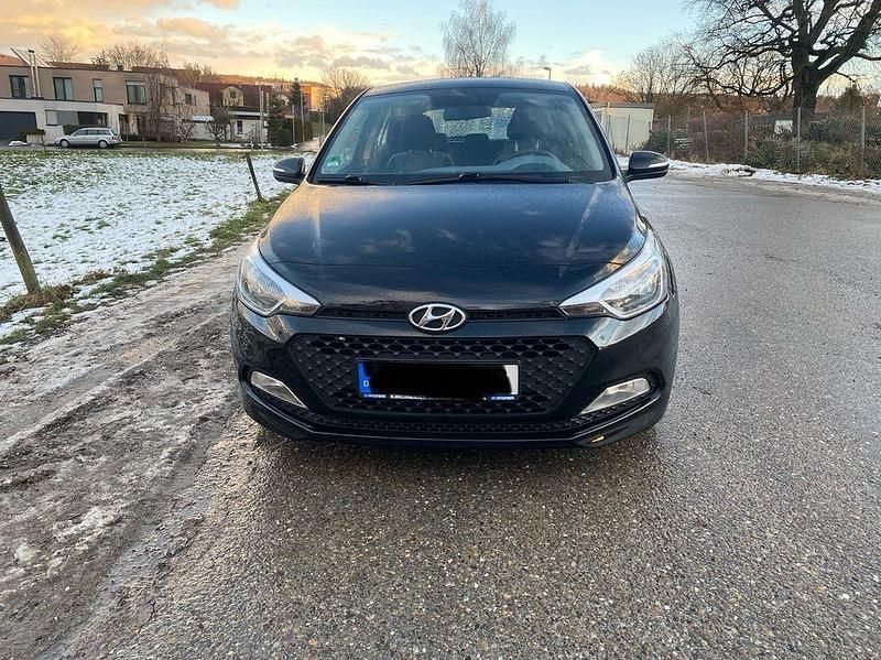 Schwarz Gebraucht 2016 Hyundai i20 Trend Kleinwagen | 11.000 € (Fairer Preis) - Bild 1/4