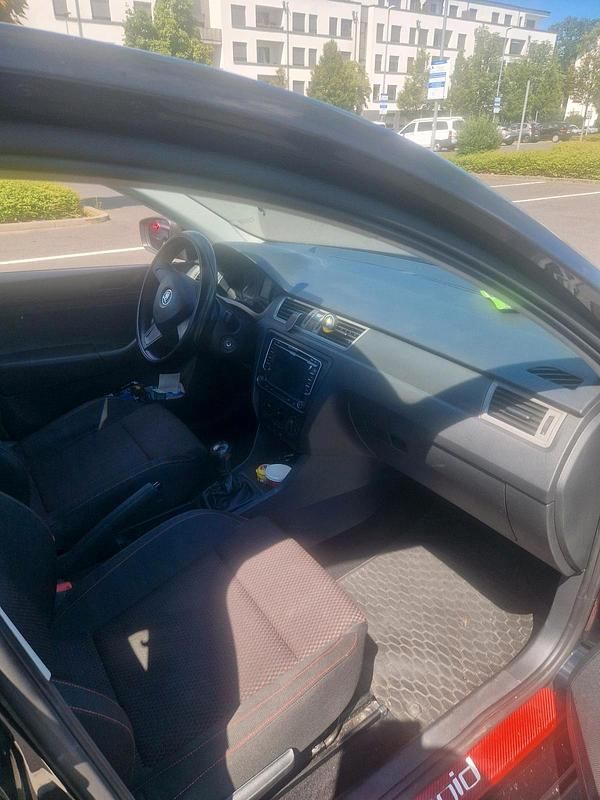 Schwarz Gebraucht 2014 Skoda Rapid Kombi | 4.800 € (Fairer Preis) - Bild 1/4