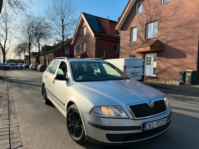 Grau Gebraucht 2007 Skoda Octavia Kombi | 1.800 € - Bild 1/4