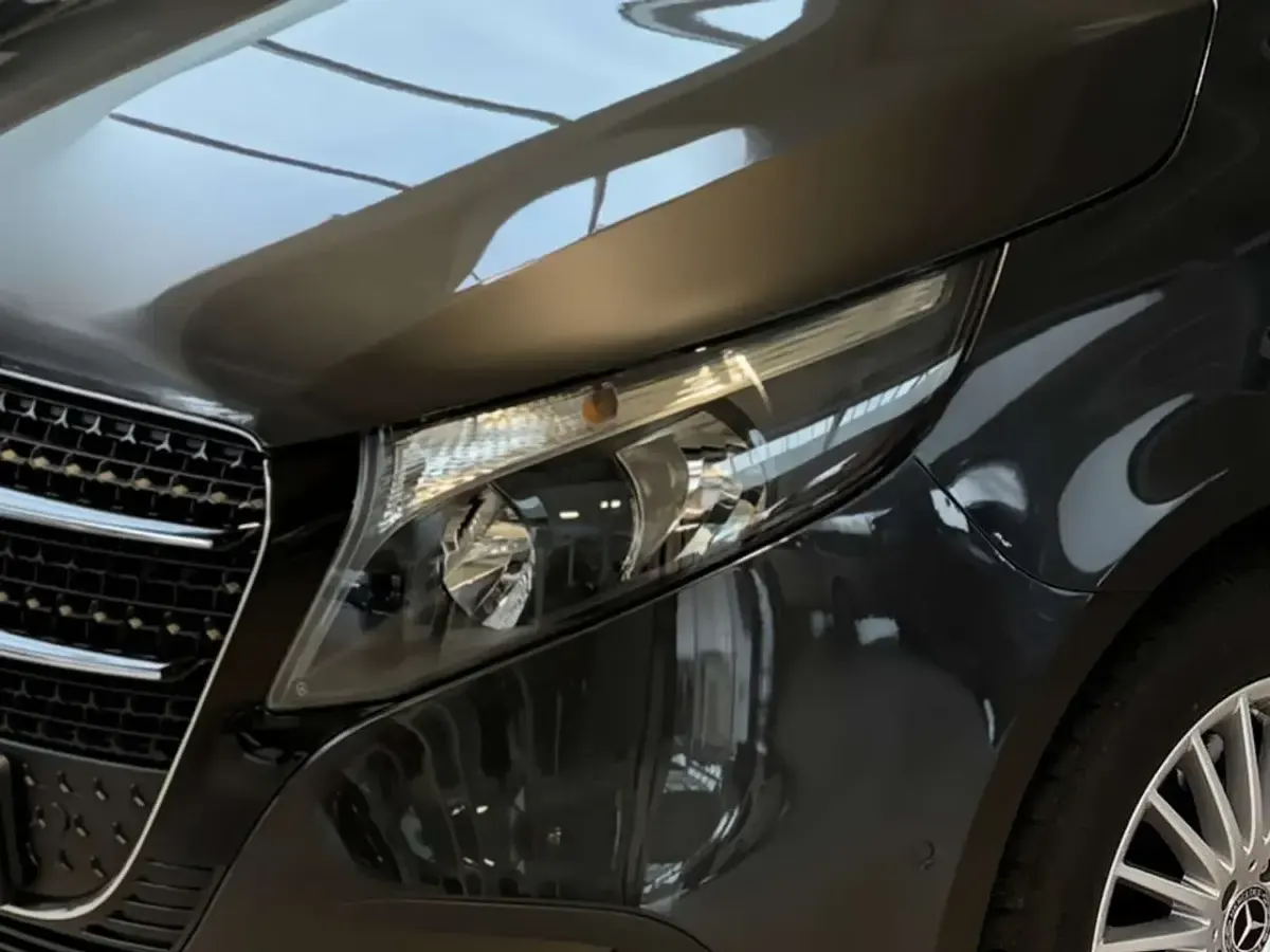 Gebraucht Mercedes V220 163 PS (119 kW) 2024 Graphitgrau metallic Van / Kleinbus