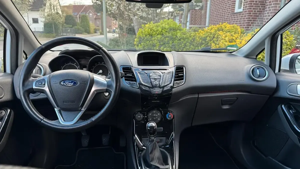 Gebraucht Ford Fiesta Titanium 101 PS (74 kW) 2017 Weiß Kleinwagen